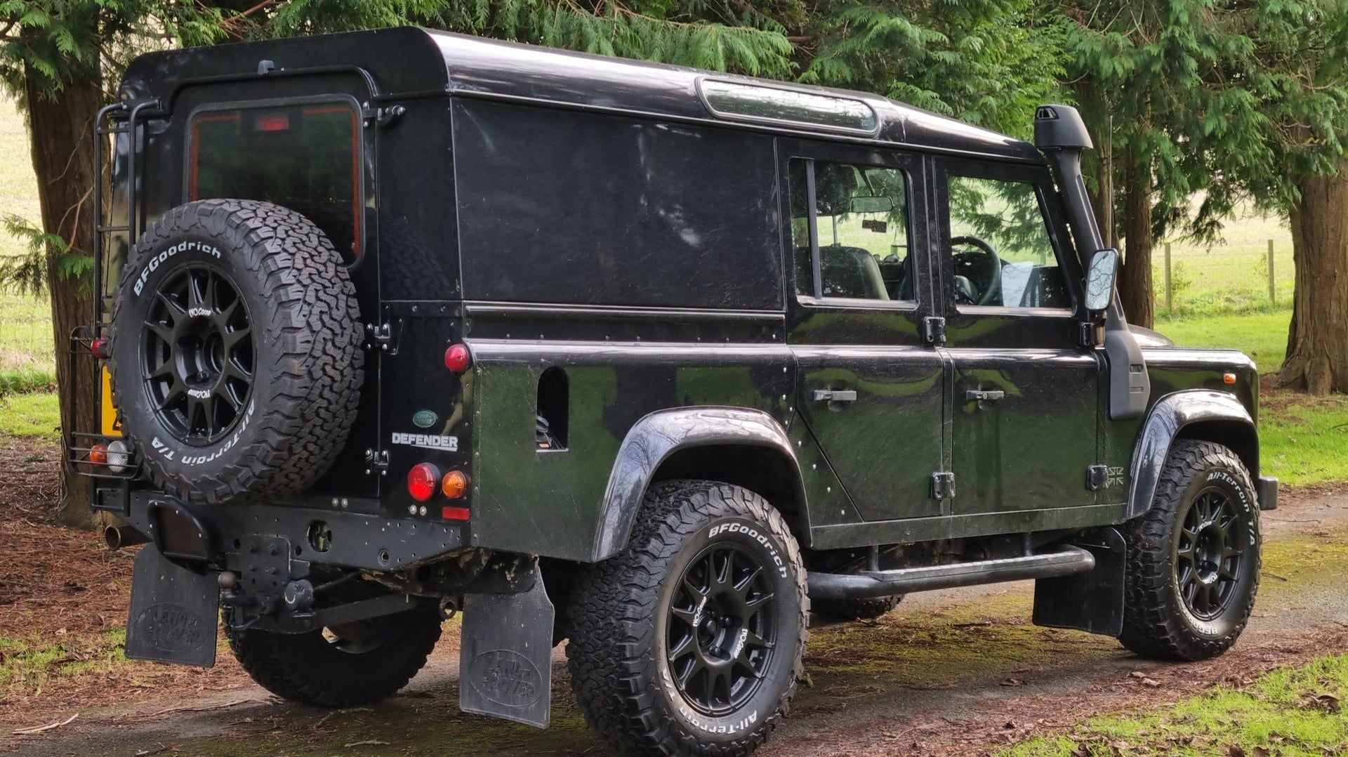 Black Land Rover Defender Classic fitted with Matte Black EVO Corse DakarZero wheels