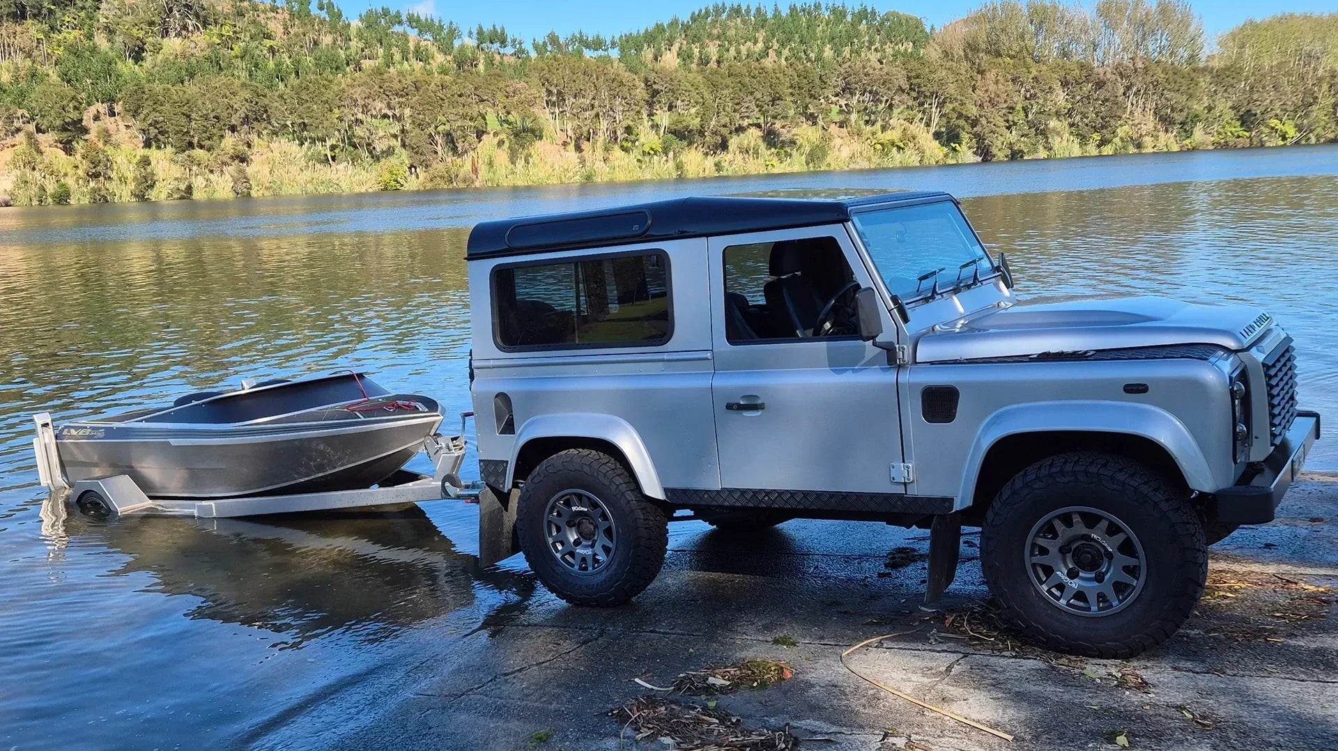 2007 Classic Land Rover Defender 90 fitted with 16" EVO Corse DakarZero wheels in Anthracite