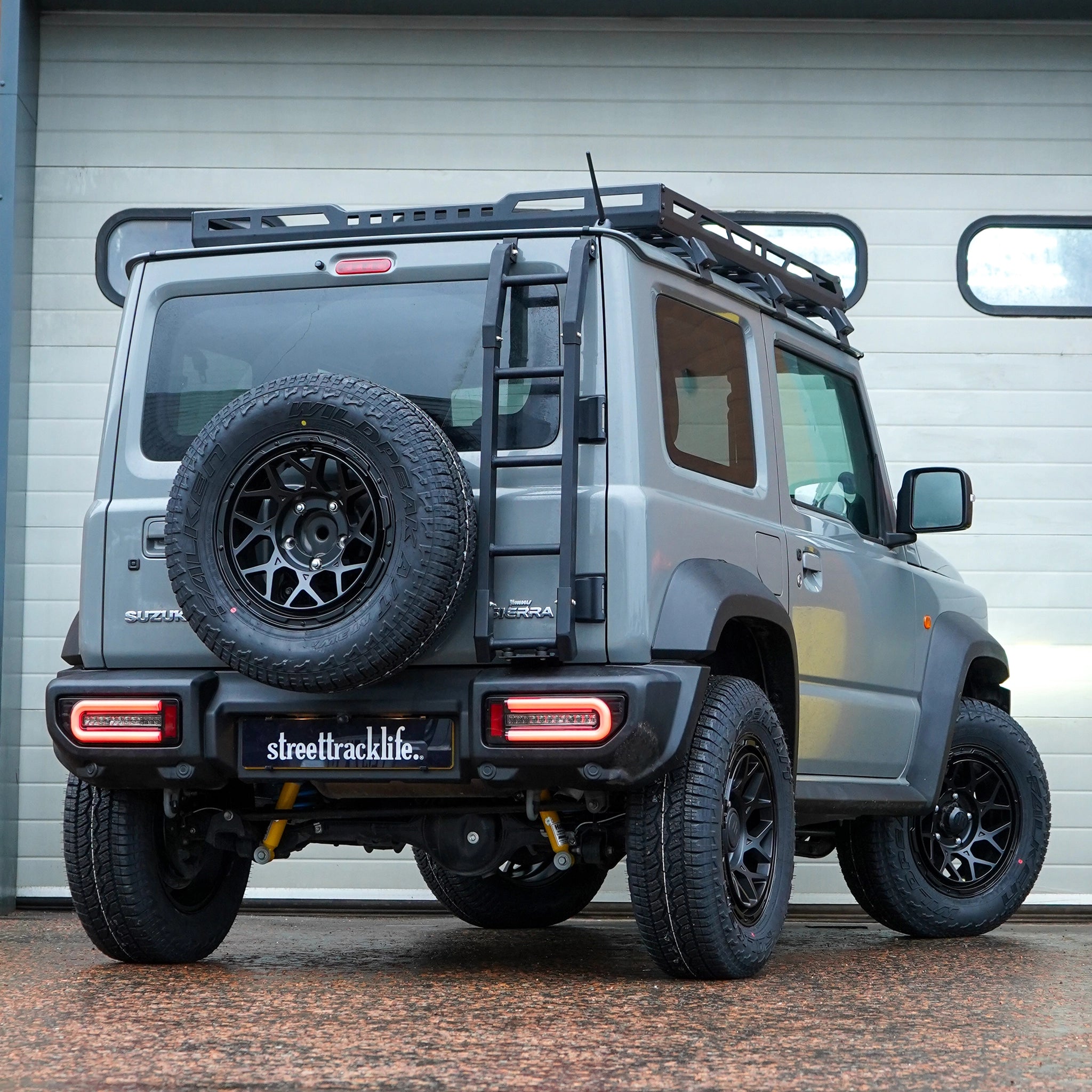 Suszuki Jimny with a JimnyStyle Suspension kit installed with Magpie M-01 wheels