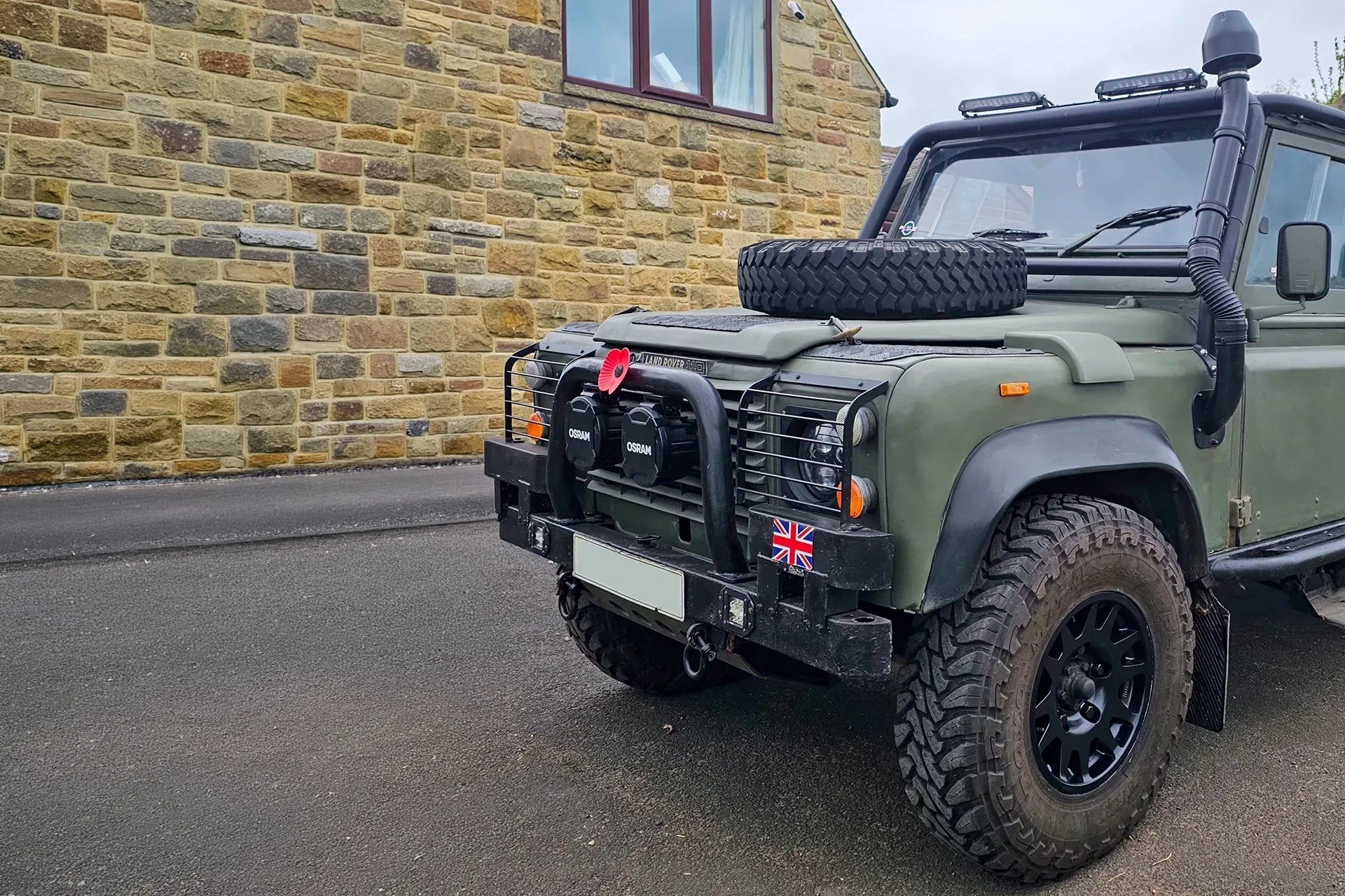 Land Rover Defender (1983+) with 16 inch EVO Corse DakarZero wheels in Matte Black