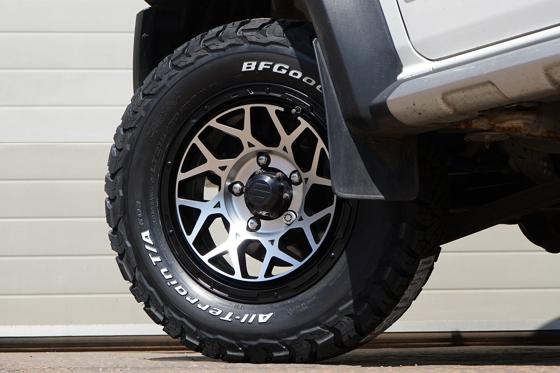 The 16" Magpie M-01 has quickly become one of our most popular wheels, and can be found fitted to Jimnys all over the world! We're please to introduce a new colour to the range: Machined Face with Black Rim.